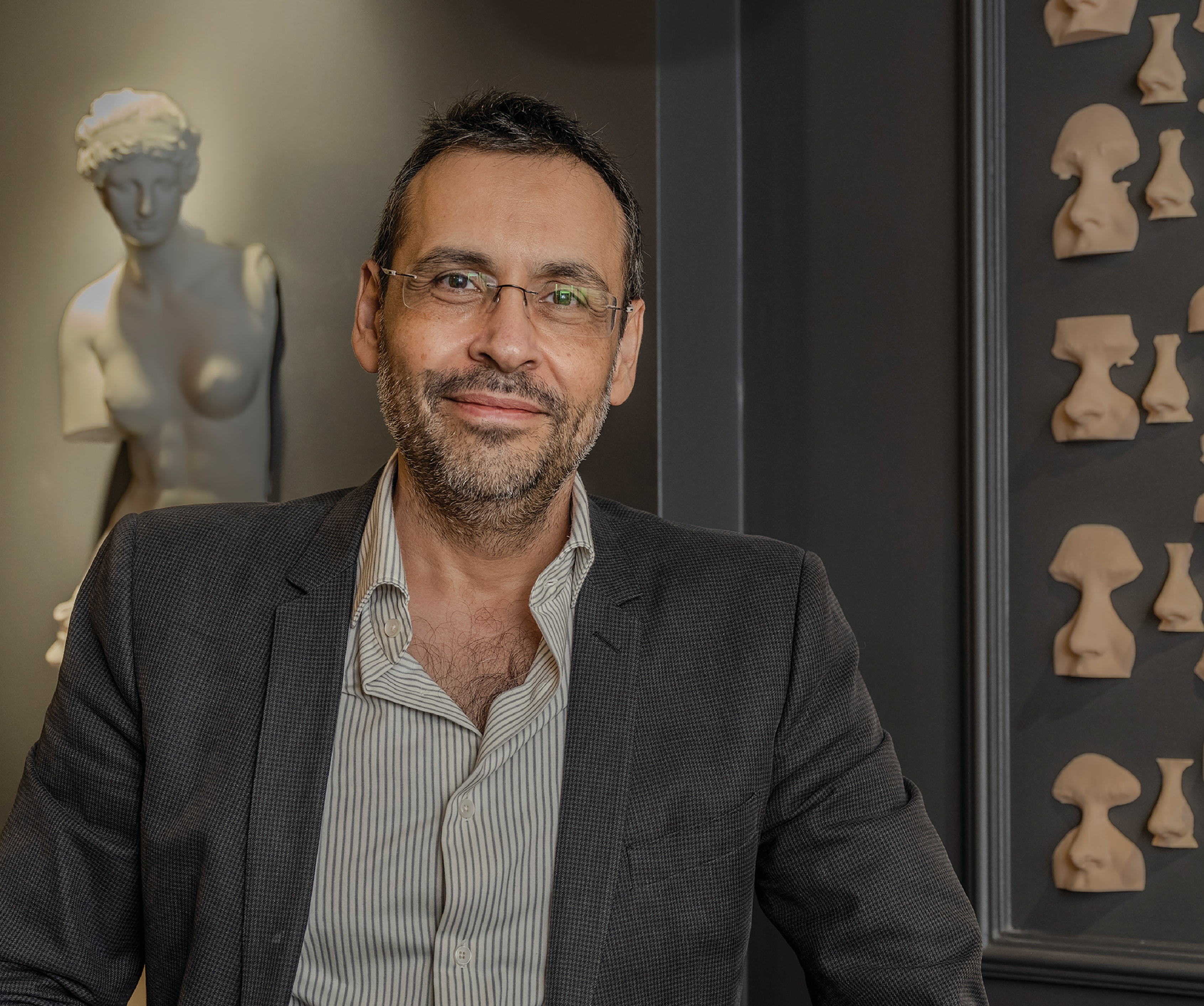 Prof. Dr. İlker Yazıcı, Nişantaşı’ndaki muayenehanesinde